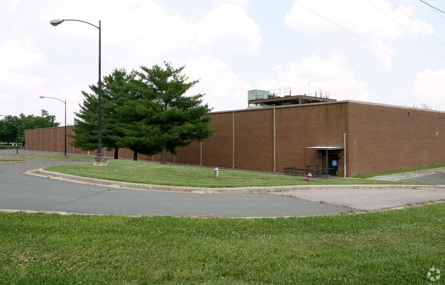 2800 Tucker St, Burlington, NC for lease - Building Photo - Image 2 of 5