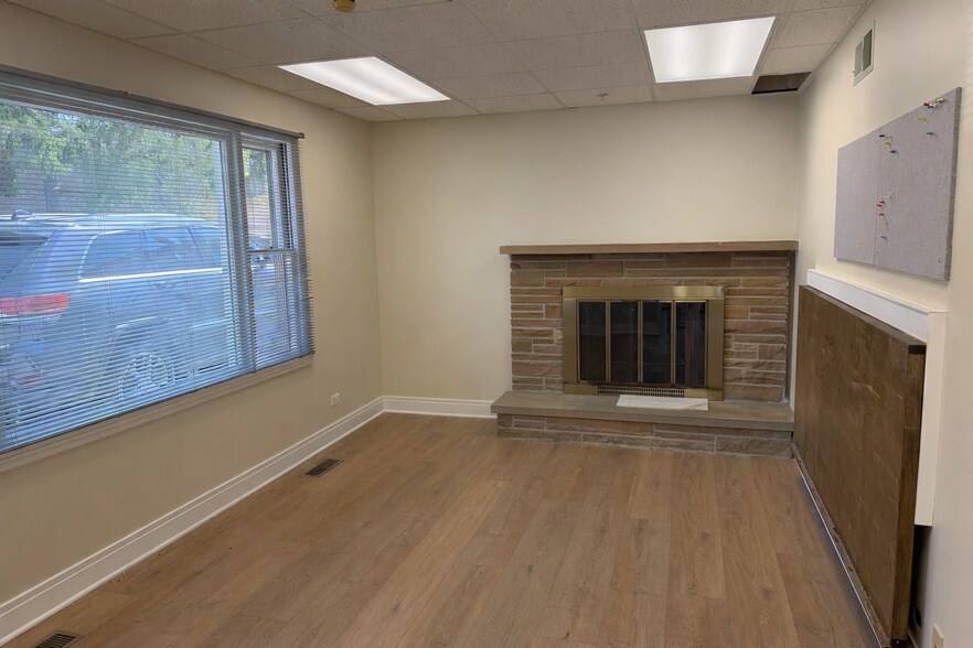 121 Harrison St, Barrington, IL à louer - Photo du bâtiment - Image 3 de 5