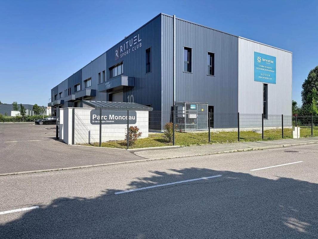 Retail in Bourgoin-Jallieu for lease Building Photo- Image 1 of 13