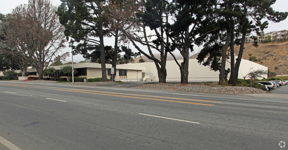 380 Valley Dr, Brisbane, CA à louer - Photo du bâtiment - Image 3 de 3