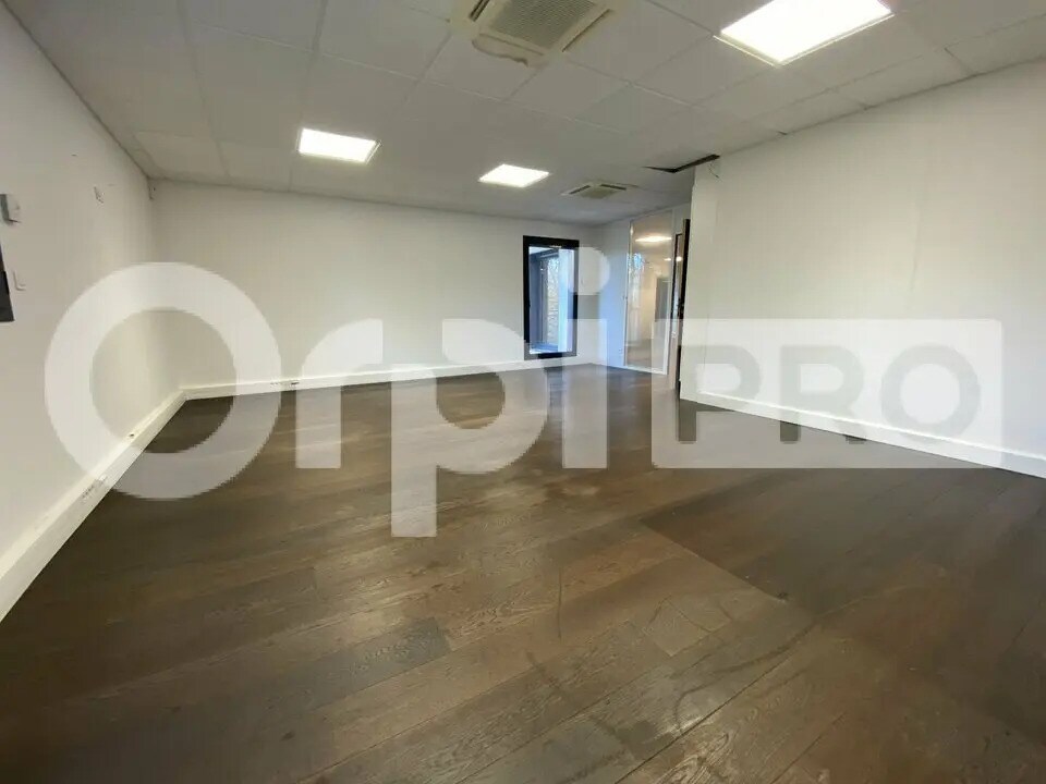 Office in Dardilly for lease Interior Photo- Image 1 of 16