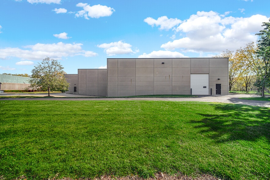 510 Exchange Ct, Aurora, IL for sale - Building Photo - Image 2 of 5