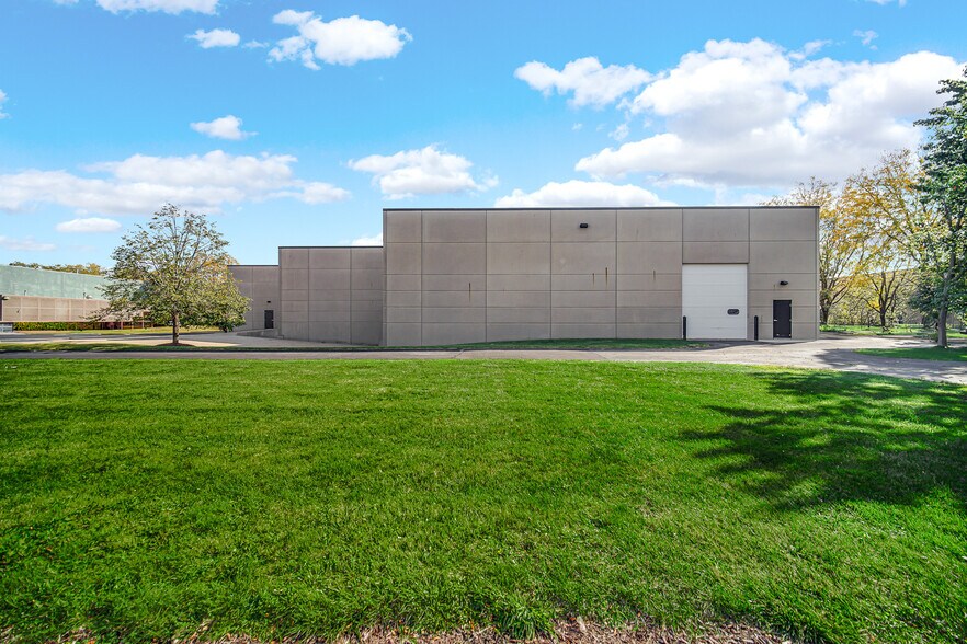 510 Exchange Ct, Aurora, IL à vendre - Photo du bâtiment - Image 2 de 5