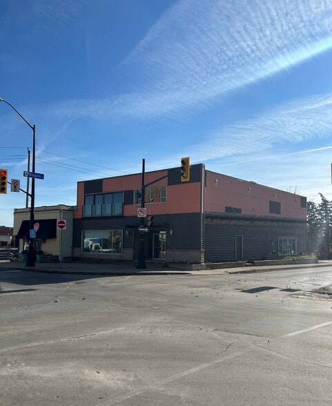 25-31 West Main Street, Welland, ON portfolio of 2 properties for sale on LoopNet.ca - Building Photo - Image 2 of 5