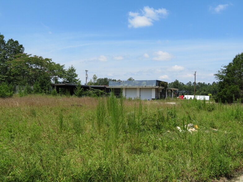 6104 Plane Dr, North Dinwiddie, VA à vendre - Photo du bâtiment - Image 3 de 11