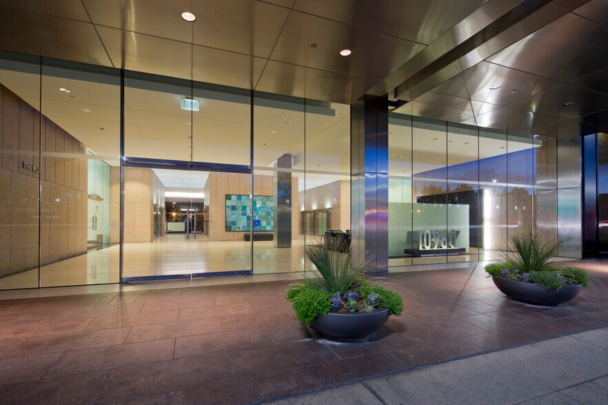 10960 Wilshire Blvd, Los Angeles, CA à louer - Photo du bâtiment - Image 3 de 9
