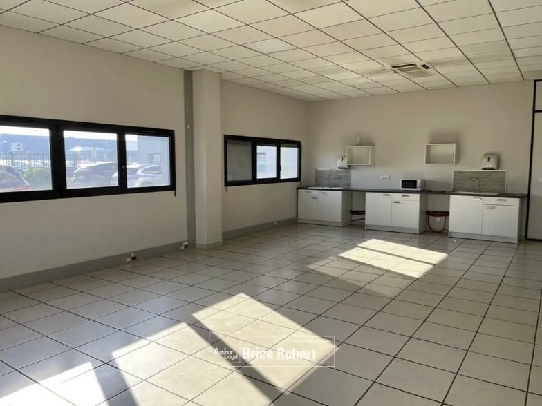 Office in Saint-Priest for lease - Interior Photo - Image 3 of 8