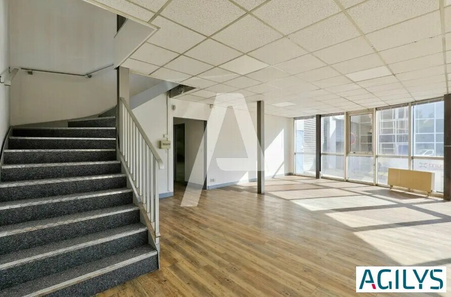 Flex in Fontenay-sous-Bois for lease - Interior Photo - Image 2 of 10