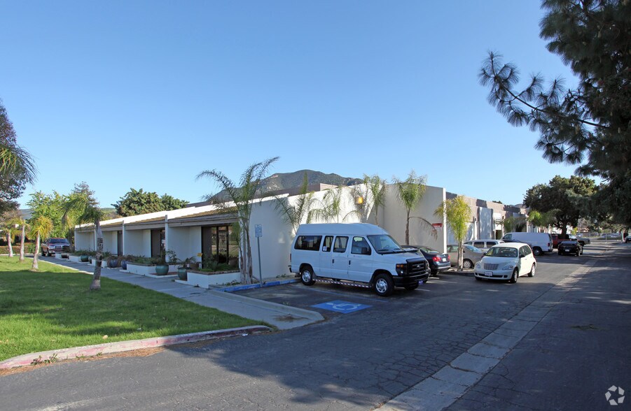 4820 Adohr Ln, Camarillo, CA à louer - Photo du bâtiment - Image 3 de 9