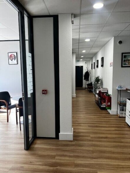 Bureau dans Sainte-Foy-lès-Lyon à vendre - Photo du bâtiment - Image 2 de 11