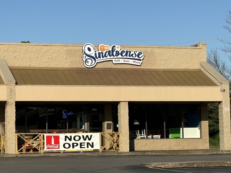 The Shoppes at Plaza Mariachi portfolio of 2 properties for sale on LoopNet.ca - Building Photo - Image 2 of 9