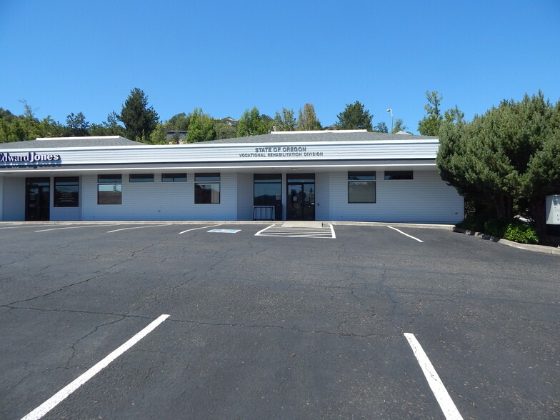 2020-2040 NW Newcastle St, Roseburg, OR for lease - Building Photo - Image 1 of 18