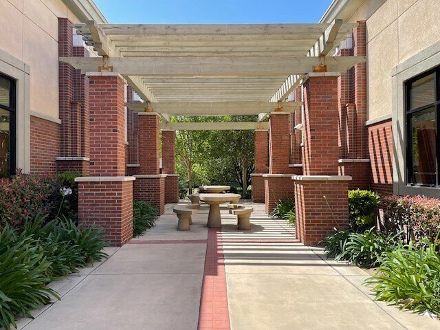 10801 Foothill Blvd, Rancho Cucamonga, CA à louer - Photo du bâtiment - Image 2 de 9