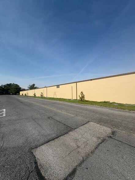 4241 Brookhill Rd, Baltimore, MD à louer - Vidéo sur l’inscription commerciale - Image 3 de 13