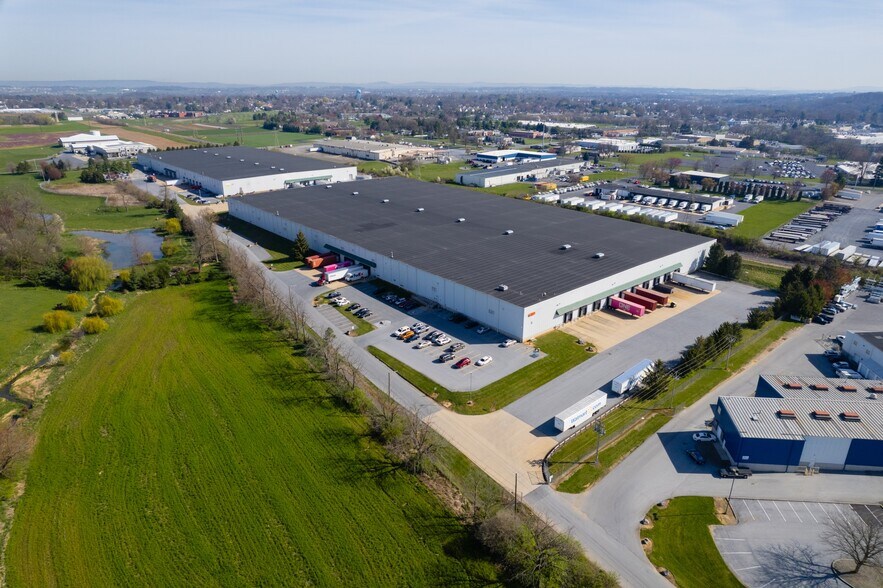 1700 Cloister Dr, Lancaster, PA à louer - Photo du bâtiment - Image 2 de 3