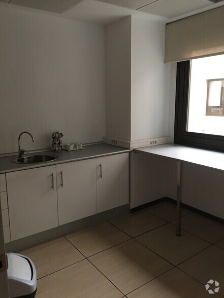 Calle de Orense, 70, Madrid, Madrid à louer - Photo du bâtiment - Image 3 de 20