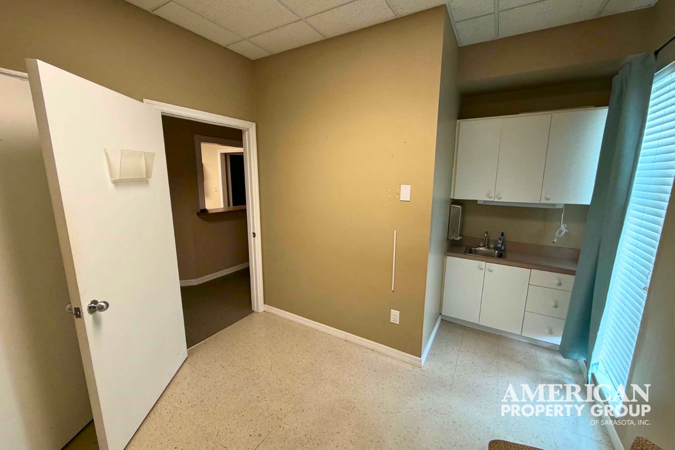 1219 S East Ave, Sarasota, FL 34239 - Unit C 103 - - Interior Photo - Image 2 of 8