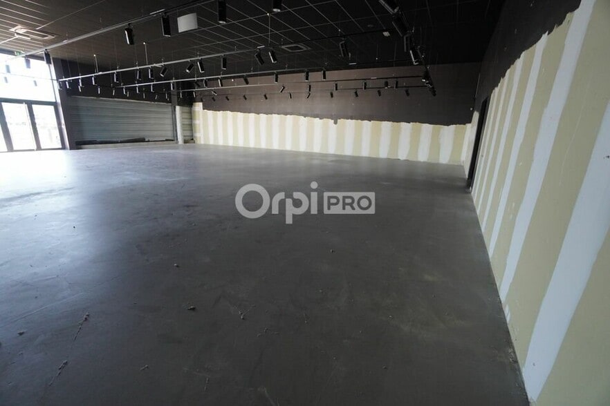 Retail in Quetigny for lease - Interior Photo - Image 3 of 3