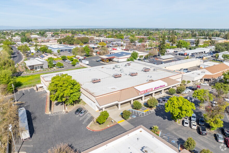 45 W Main St, Woodland, CA à louer - Aérien - Image 3 de 10