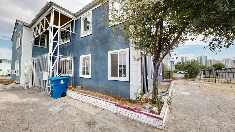 530 E Oakey Blvd, Las Vegas, NV for sale - Building Photo - Image 3 of 16