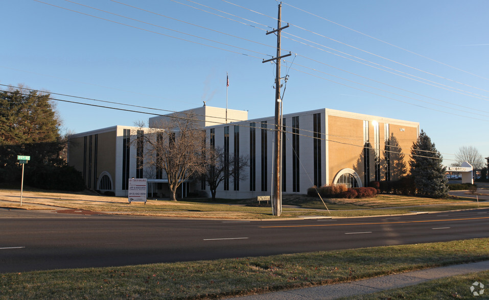 5750 W 95th St, Overland Park, KS for lease - Building Photo - Image 2 of 5