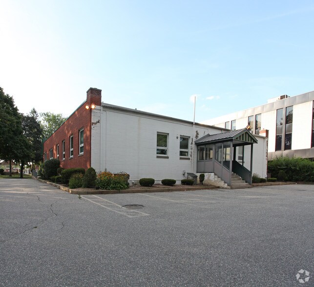123 Park Ave, West Springfield, MA à louer - Photo du bâtiment - Image 2 de 3