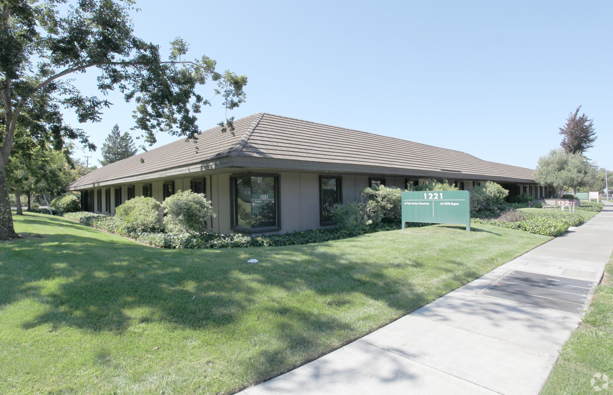 1221 Farmers Ln, Santa Rosa, CA à louer Photo du bâtiment- Image 1 de 2