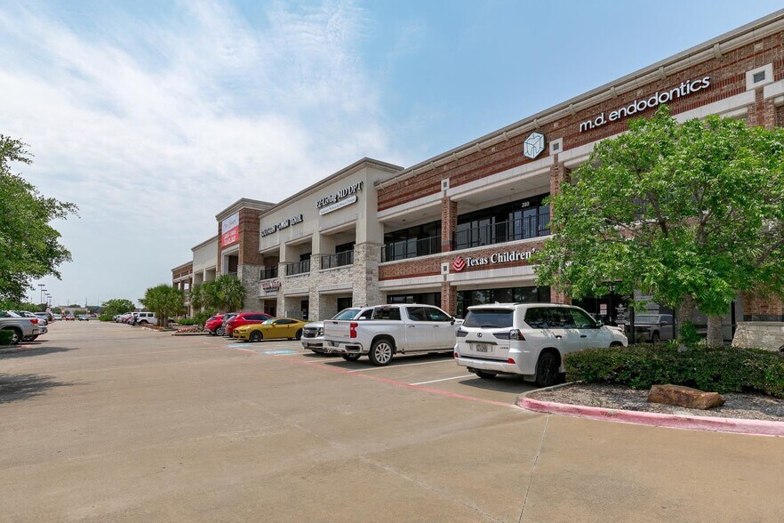 9701 N Sam Houston Pky, Humble, TX à louer - Photo du bâtiment - Image 3 de 12