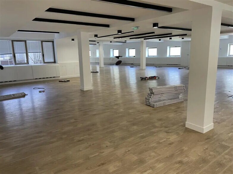 Office in Neuilly-sur-Seine for lease - Building Photo - Image 2 of 8