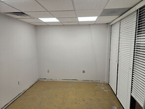 6469-6489 Parkland Dr, Sarasota, FL for lease Interior Photo- Image 2 of 8