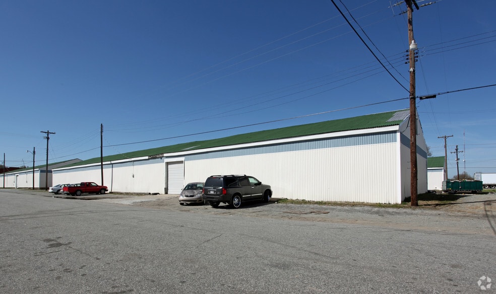 827 Goldsboro, Greensboro, NC for lease - Building Photo - Image 2 of 4