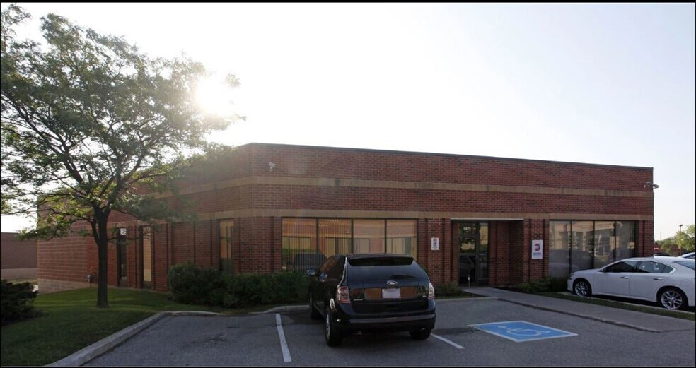 5825 Kennedy Rd, Mississauga, ON à louer - Photo du bâtiment - Image 1 de 4