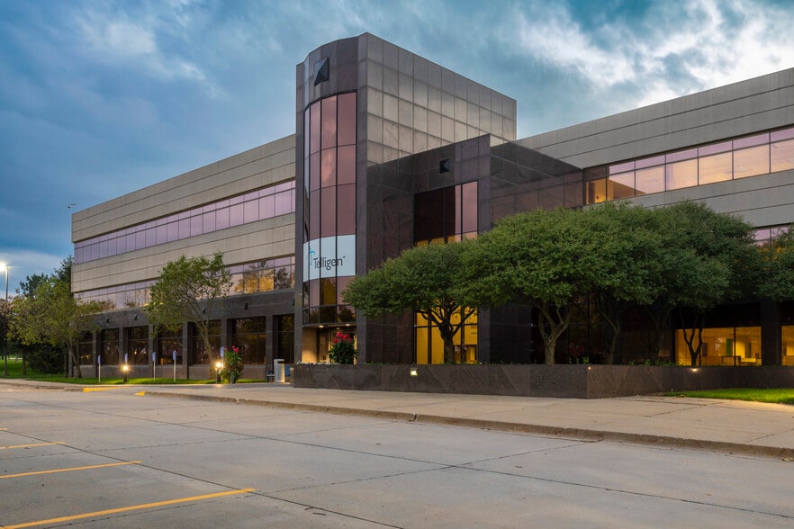 1776 West Lakes Pky, West Des Moines, IA for lease - Building Photo - Image 2 of 7