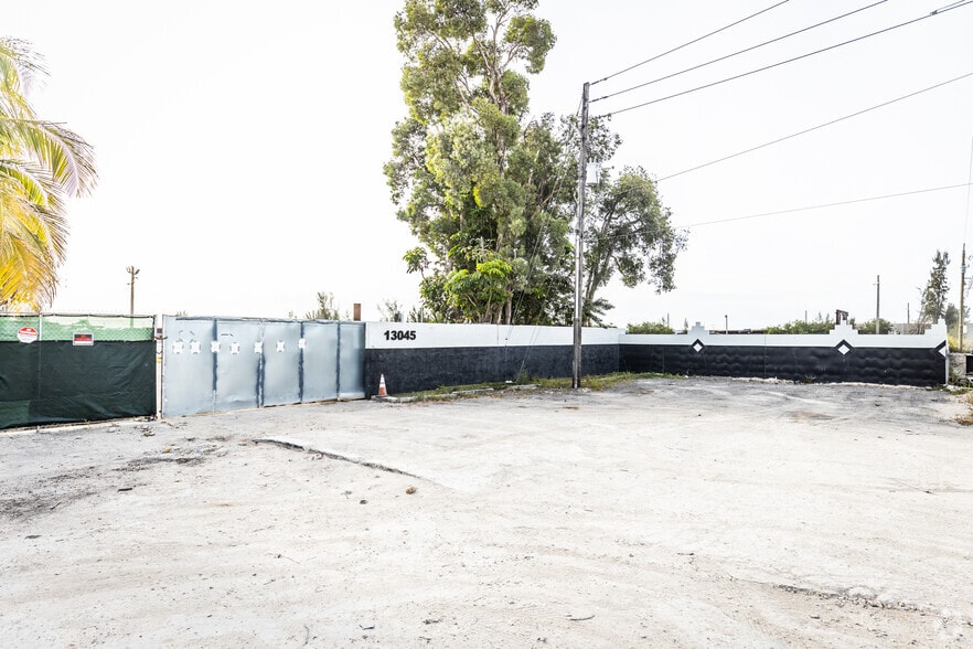 13045 Cairo Ln, Opa Locka, FL à louer - Photo du bâtiment - Image 3 de 25