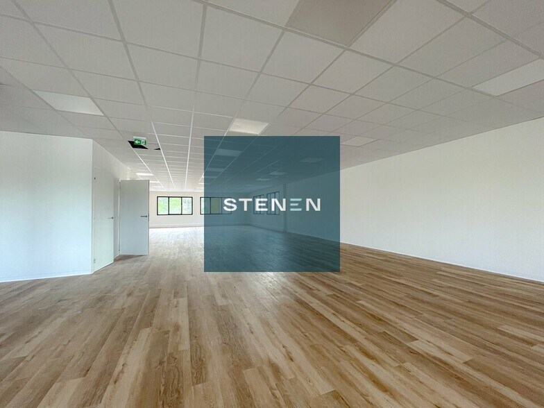 480 Route De Berre, Éguilles for lease - Interior Photo - Image 3 of 5