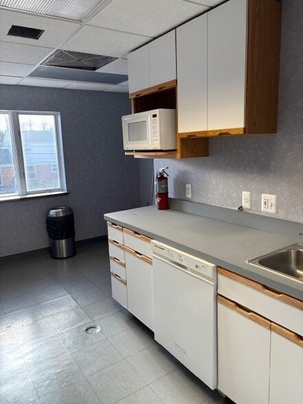 20411 W 12 Mile Rd, Southfield, MI à louer - Photo intérieure - Image 1 de 8