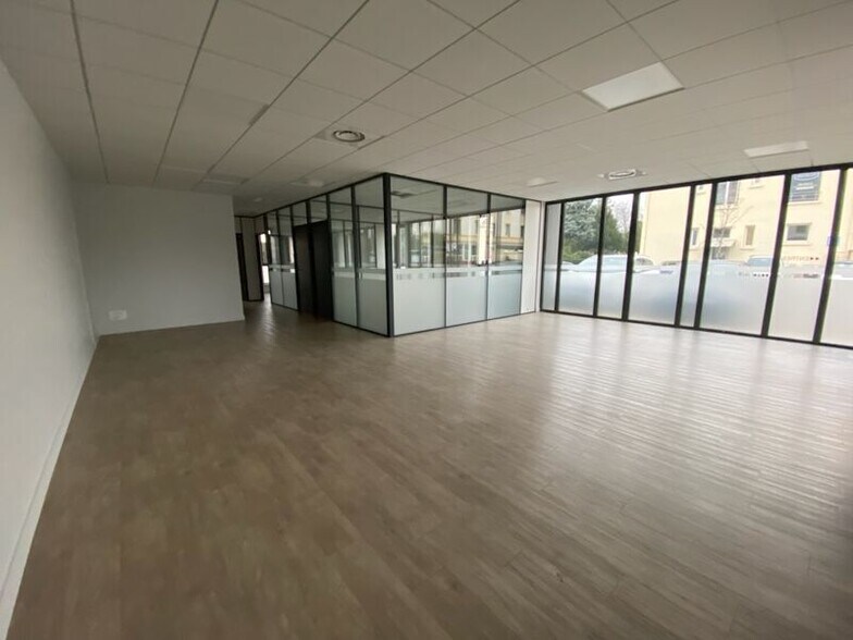 Bureau dans Neuville-sur-Saône à louer - Photo du bâtiment - Image 3 de 21