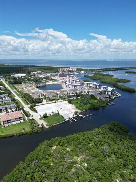 10121 Snug Harbor Rd NE, Saint Petersburg, FL à vendre - Photo du bâtiment - Image 2 de 6