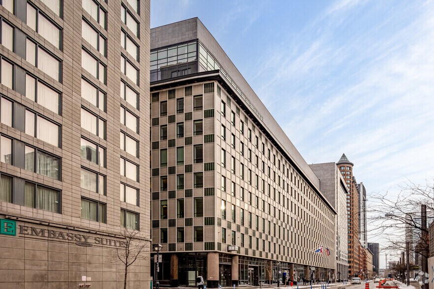 250-300 Saint-Antoine O, Montréal, QC à louer - Photo du bâtiment - Image 3 de 4