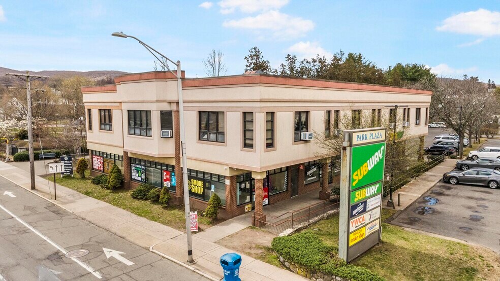 45-81 North Main Street portefeuille de 3 propriétés à vendre sur LoopNet.ca - Photo du bâtiment - Image 2 de 14