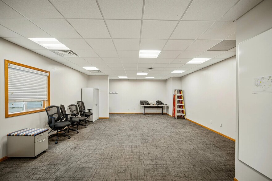1301 NE 56th St, Pleasant Hill, IA for sale - Interior Photo - Image 2 of 12