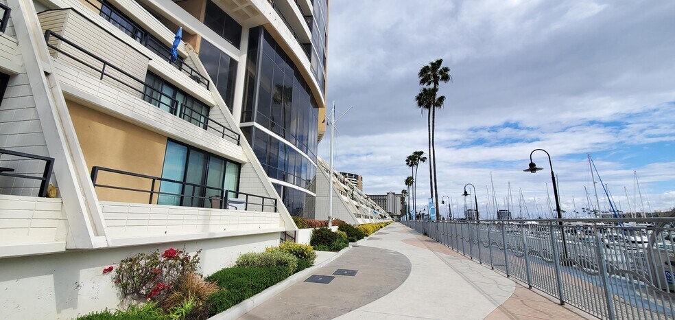 4333 Admiralty Way, Marina del Rey, CA à louer - Photo du bâtiment - Image 2 de 4