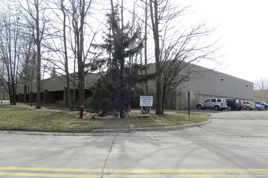 23028 Commerce Dr, Farmington Hills, MI for lease - Primary Photo - Image 1 of 7