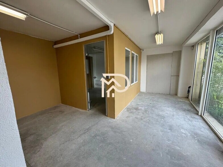 Flex in Aubagne for lease - Interior Photo - Image 2 of 4