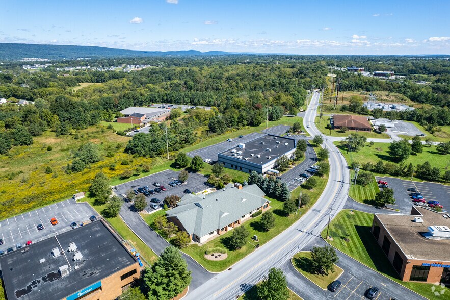 2704 Commerce Dr, Harrisburg, PA à louer - Aérien - Image 2 de 7