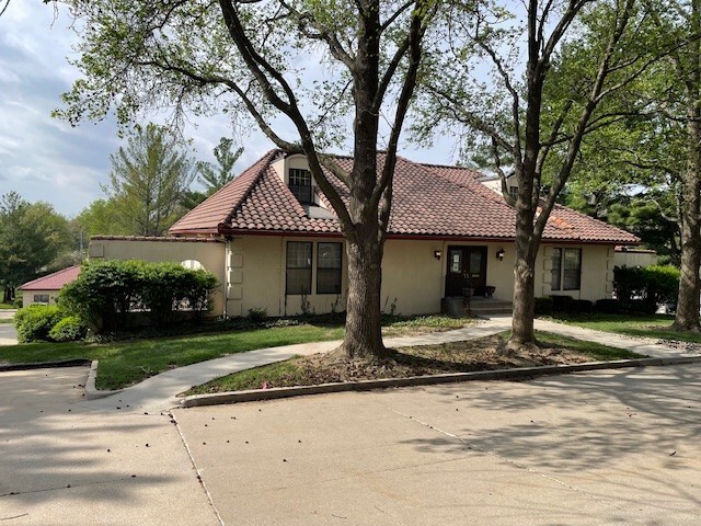 1007 E St. Maartens Dr, Saint Joseph, MO à vendre - Photo du bâtiment - Image 2 de 2