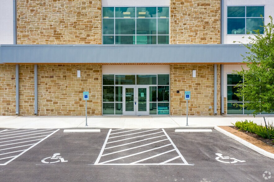 1750 E Common St, New Braunfels, TX à louer - Photo du bâtiment - Image 2 de 4