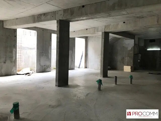 Retail in Issy-les-Moulineaux for lease Construction Photo- Image 1 of 11