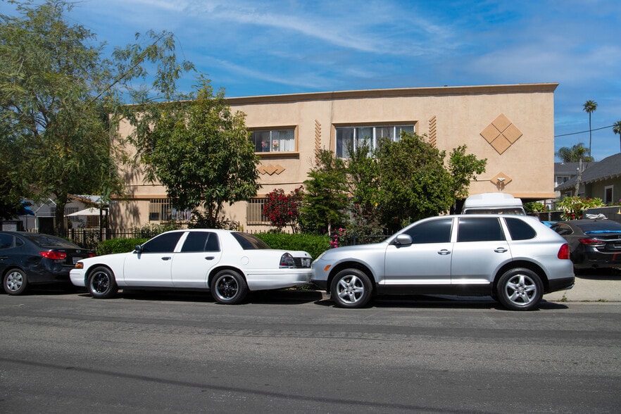 5005 Axtell St, Los Angeles, CA for sale - Building Photo - Image 3 of 5