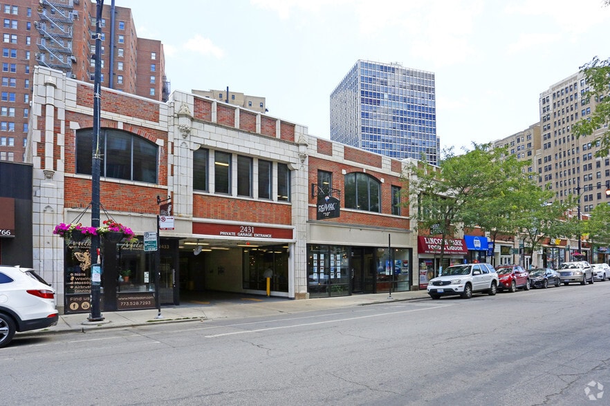 2417-2433 N Clark St, Chicago, IL for lease - Building Photo - Image 2 of 10